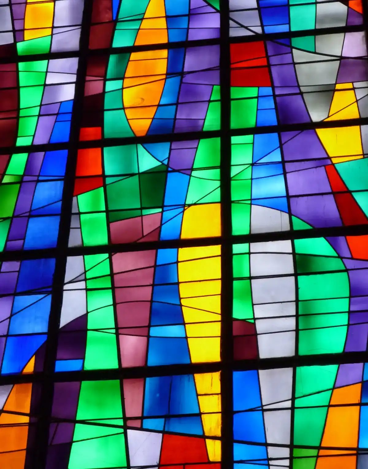Abstract glas-in-lood met levendige kleurenvelden